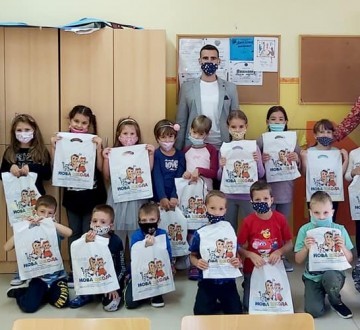 Поклон локалне самоуправе ученицима првих разреда